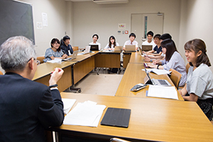 3年生のゼミ。中身は濃いが雰囲気は和やか。ゼミ生のおよそ3分の1は海外に留学する