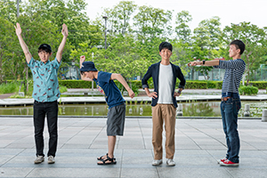同センターの横山久代准教授が学生と教職員の健康増進のために考案。肩や背中がほぐれ、疲労回復に効果があるという。