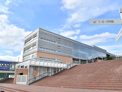 八ケ岳のふもとの傾斜を利用したキャンパス