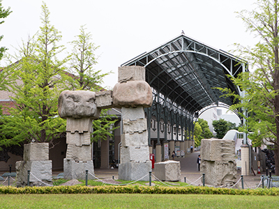 南大沢キャンパスのモニュメント「空の目門（まど）」がある大学広場は、学生たちの憩いの場となっている