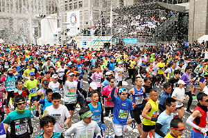 東京マラソン2018のスタート地点。約3万6000人のランナーが参加した