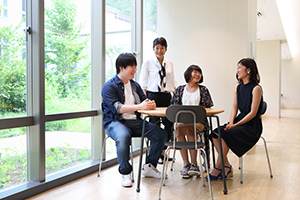 インターナショナルコーディネーターの櫻場江利子さん（後列）と国際教育学科の学生たち。前列左から三浦庸太郎さん、田原萌々香さん、荒田悠莉さん