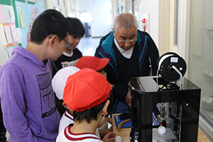 時がたつのを忘れて３Ｄプリンターの動きを見つめる子どもたち