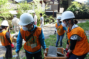 熊本地震の被災地を訪れ倒壊したブロック塀を撤去する学生たち