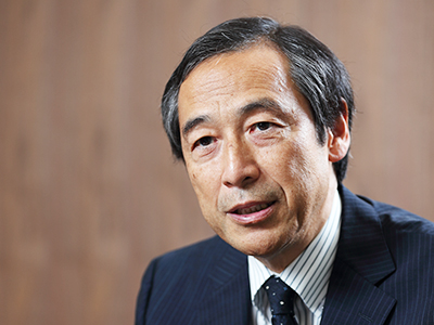 大学を率いる金田一真澄学長