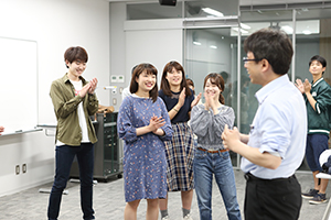 山本直樹准教授（右手前）の「発信力ゼミ」は心と体をたっぷり動かす。みんなで拍手して授業が終了