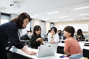 学生から意見を引き出す金賢仙准教授（左）