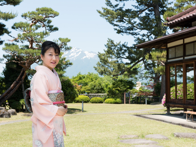 弘前市の名勝、藤田記念庭園を訪れた郡千寿子理事・副学長。岩木山を望む。「弘前に来て『思索する』時間が増えました」