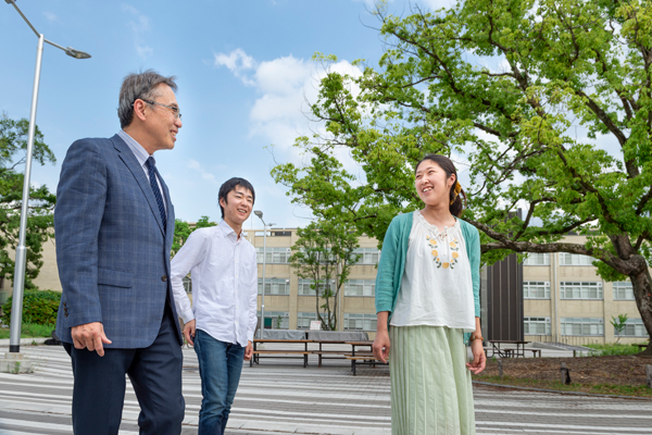 現代システム科学域マネジメント学類３年の中村元寛さん、大学院生命環境科学研究科応用生命科学専攻博士後期課程２年の古谷舞さんと語り合う辰巳砂学長
