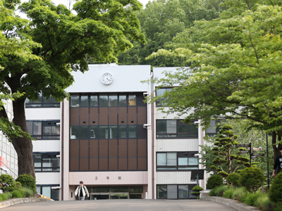 緑あふれるキャンパス。この秋に図書館がリニューアル
