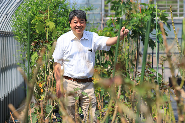 山中典和センター長。センター敷地内にある温室内にて