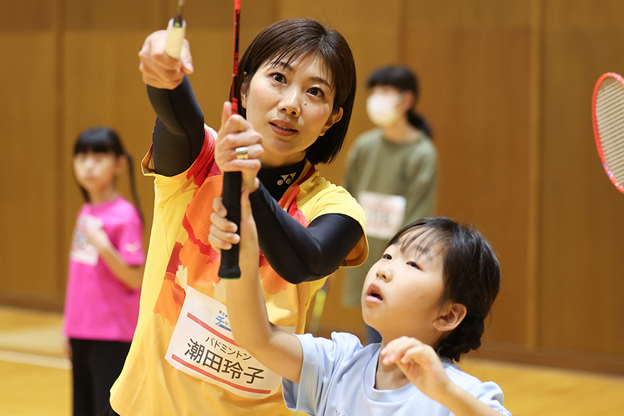 【バドミントン】
北京五輪などに出場した潮田玲子さんが、基本の打ち方を教えてくれました。