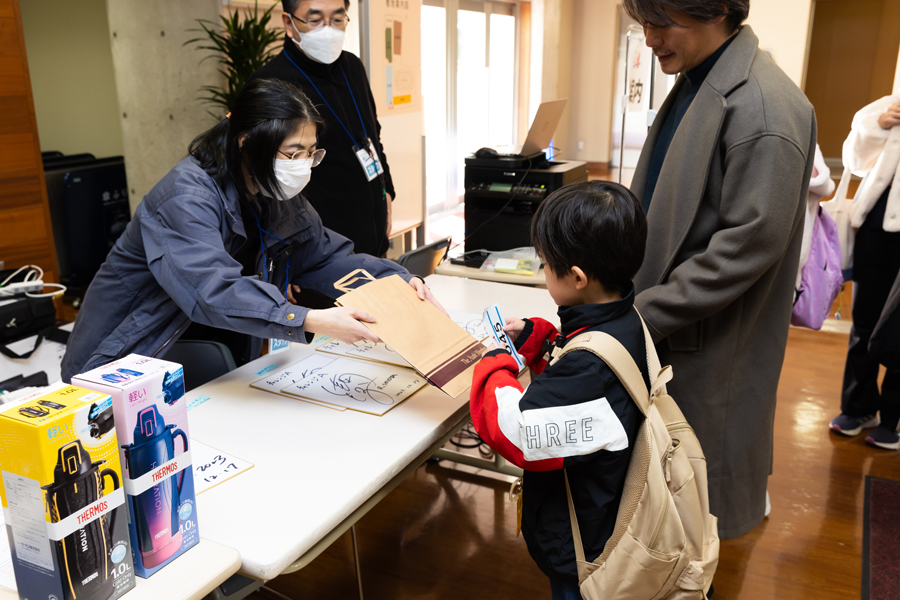 【お楽しみ抽選会】
あこがれのレジェンドのサインが当たった参加者は大感激でした。