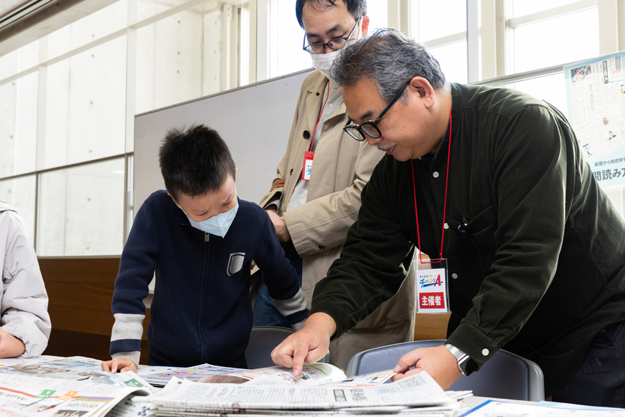 【新聞読み方講座】
新聞をおもしろく読むコツや、読み続けるためのヒントを学びました。