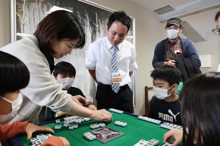 【子ども麻雀体験会】
頭脳スポーツとして注目される麻雀。コミュニケーション力もつきます。
