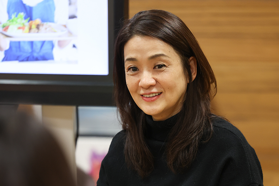 【料理講座】
テレビ出演や講演などで栄養バランスのいい簡単料理を披露している料理研究家・村野明子さんは、日々の料理に関する保護者の悩みに答えました。