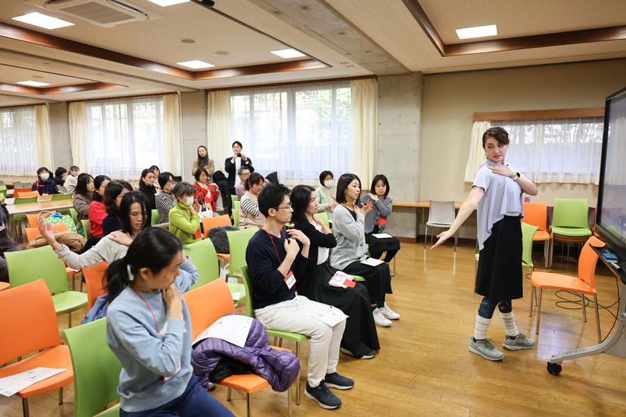 【ヨガ講座】
ヨガ教室を主宰する生瀬陽子さんは、イスに座ったままできる心身を整える呼吸法やヨガメソッドを紹介してくれました。