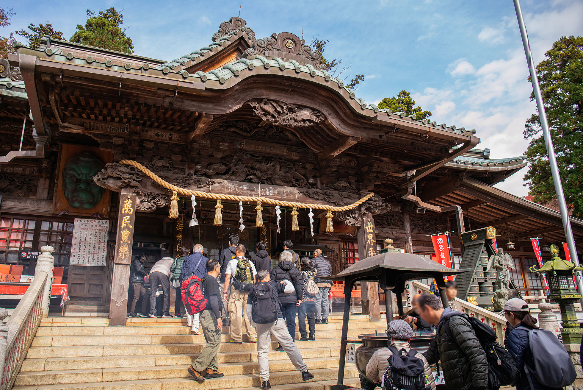 The “Goma ritual” is performed inside the Main Hall of Takao-san Yakuo-in.