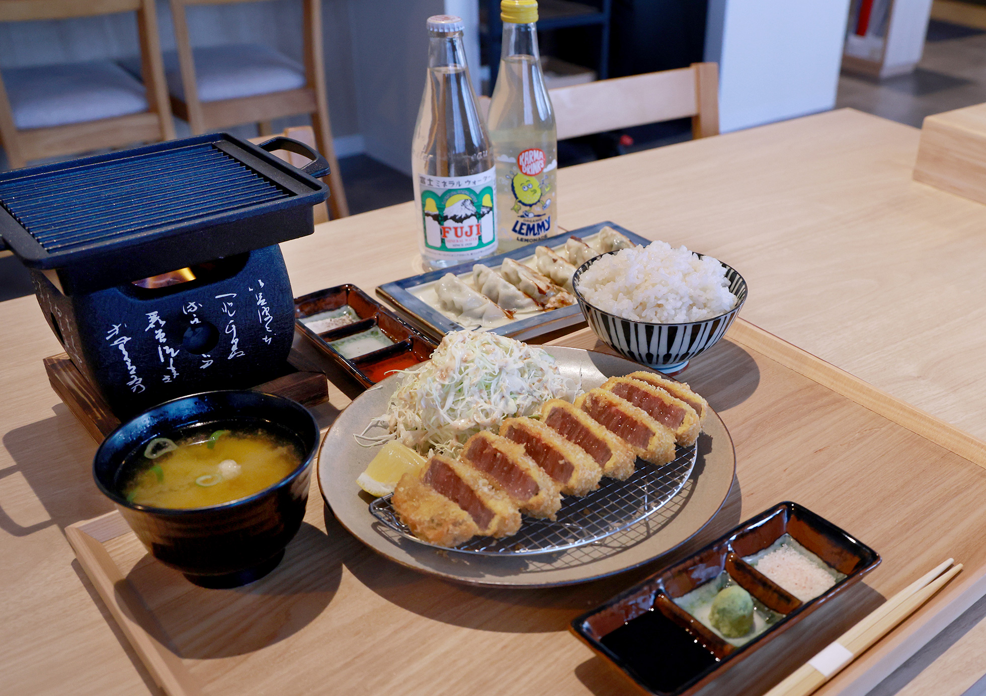 Beef Katsu Wagyu akan terasa lebih nikmat saat lemaknya meleleh setelah dipanggang sebentar di atas pelat besi = Shunpudo, Asakusa.