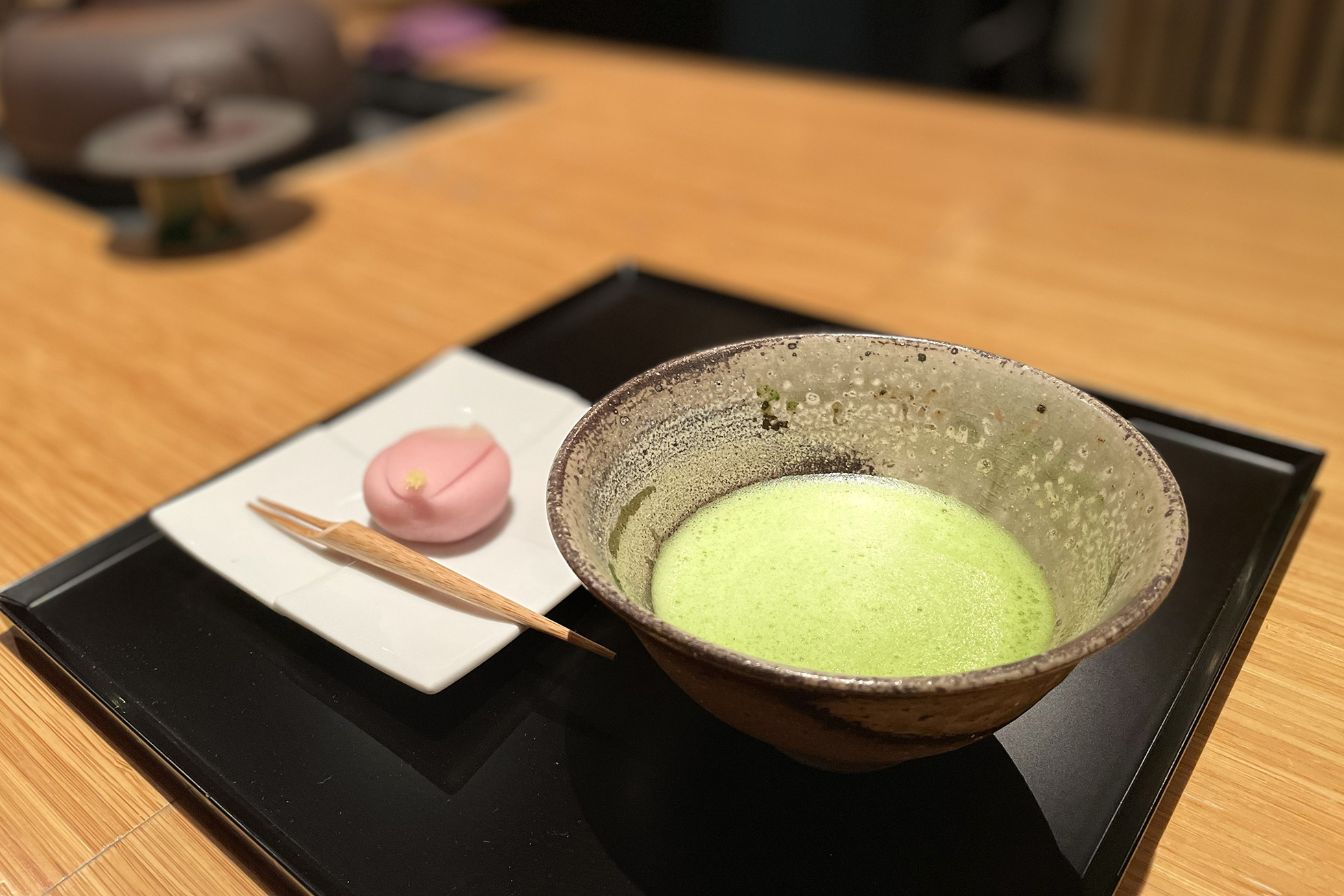 “Matcha Set” yang dilengkapi kue tradisional (Jonamagashi) = Jugetsudo, Ginza 4-chome.