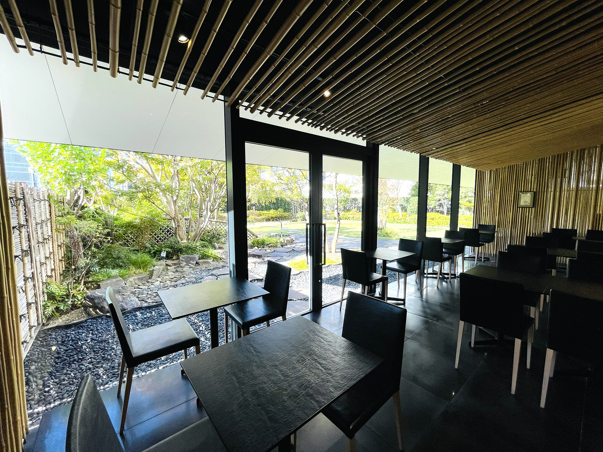 Interior kafe yang diselimuti bambu. Anda juga bisa melihat proses pembuatan matcha tepat di depan mata = Jugetsudo, Ginza 4-chome. 