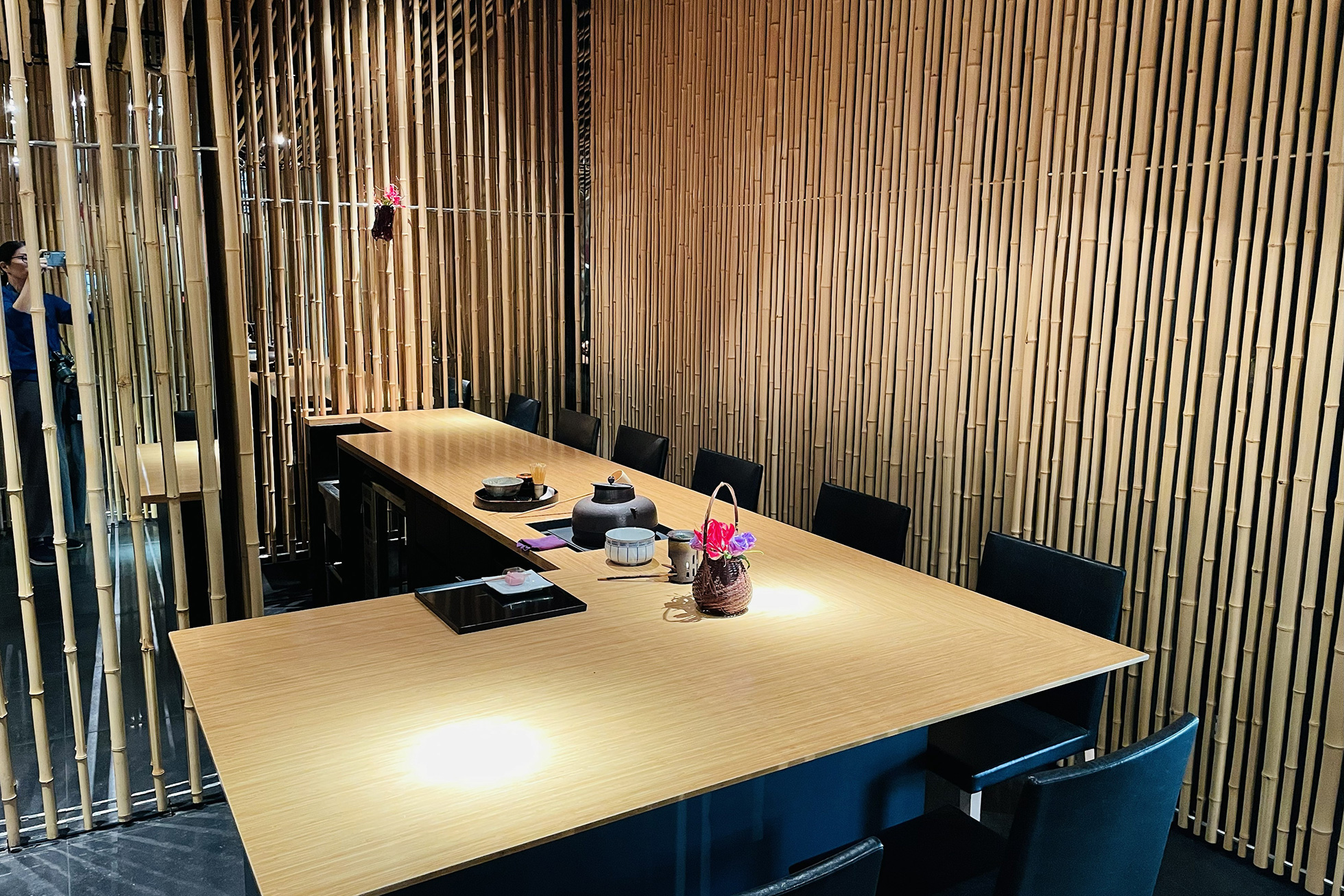 Interior kafe yang diselimuti bambu. Anda juga bisa melihat proses pembuatan matcha tepat di depan mata = Jugetsudo, Ginza 4-chome. 