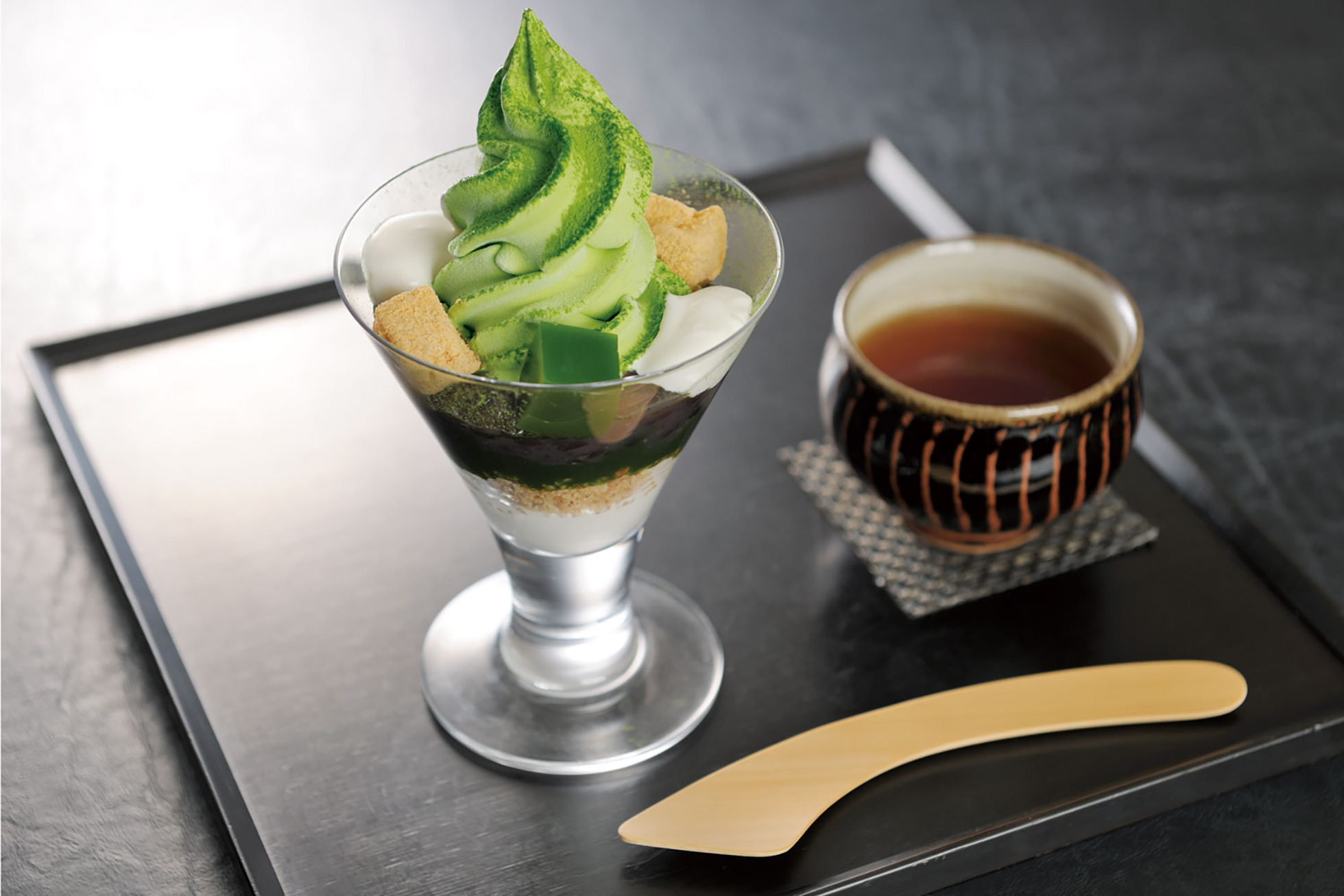 “Parfait Matcha Kental” dengan perpaduan rasa pahit lembut dan manis yang sempurna. Dinikmati bersama teh Hojicha = Jugetsudo, Ginza 4-chome (Foto: Maruyama Nori).