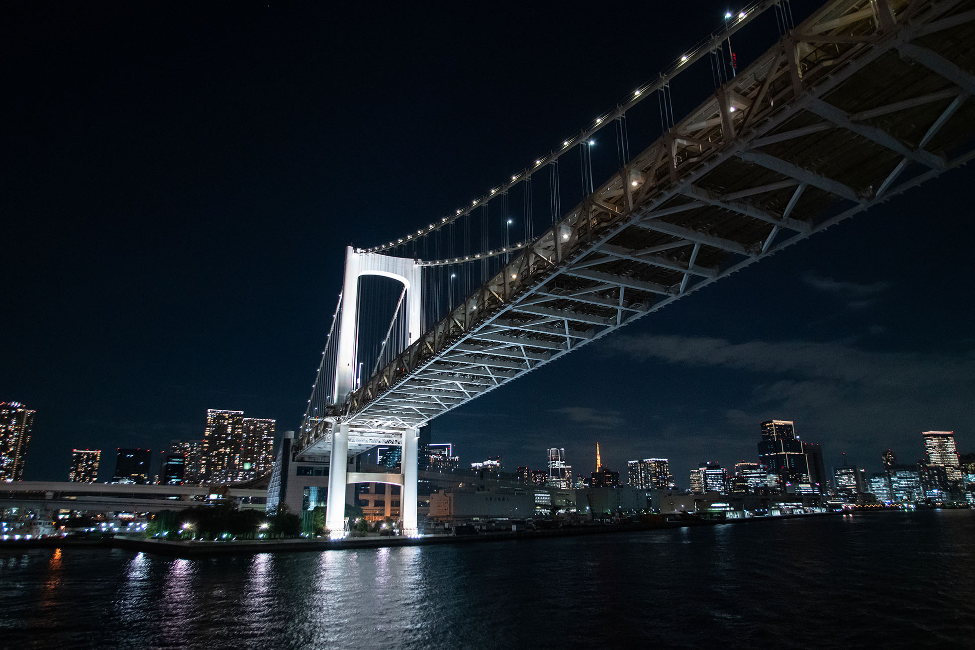 Rainbow Bridge yang tampak putih mengambang di kegelapan = Teluk Tokyo.