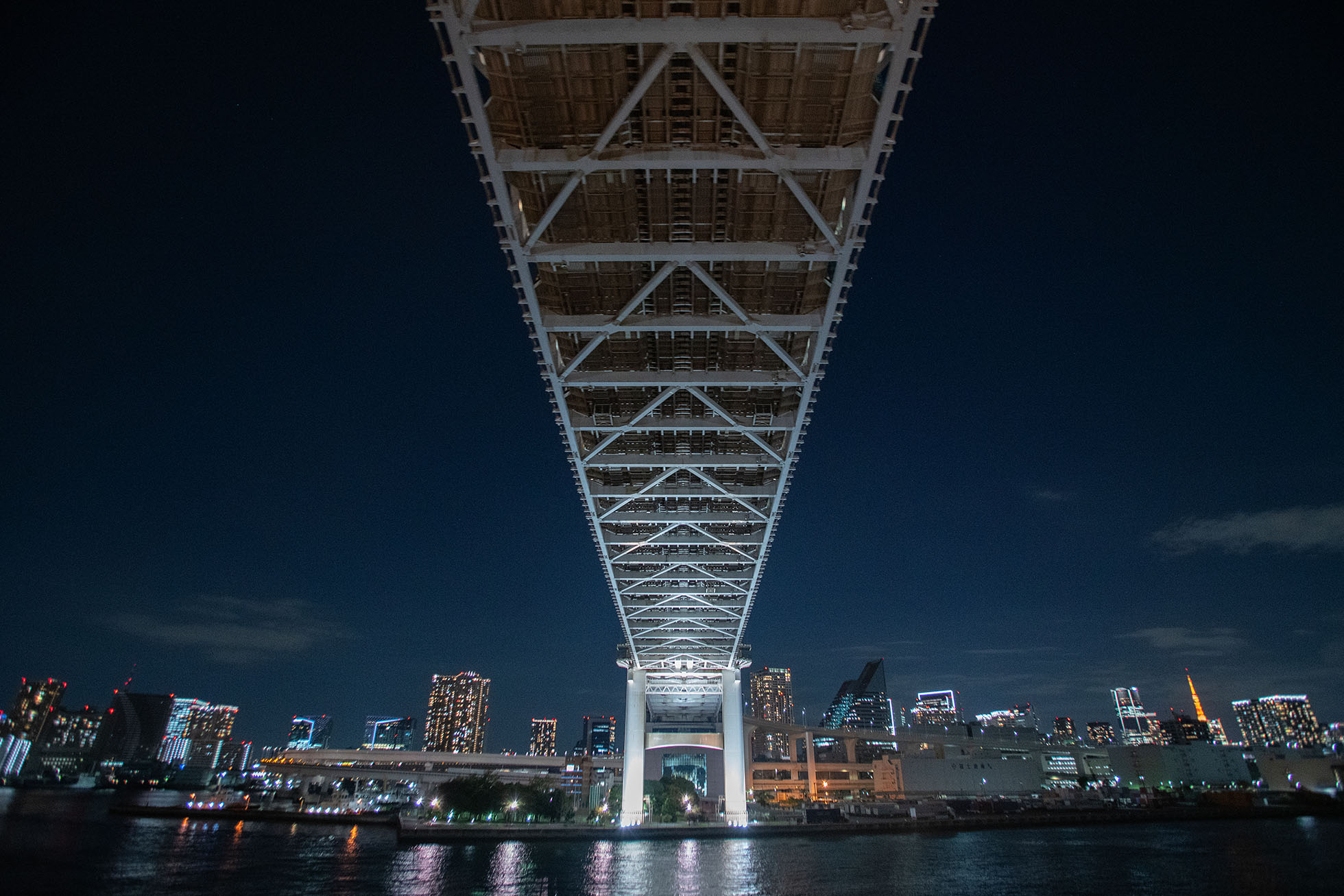 Rainbow Bridge yang dilihat dari tepat di bawahnya terlihat begitu megah. = Teluk Tokyo.