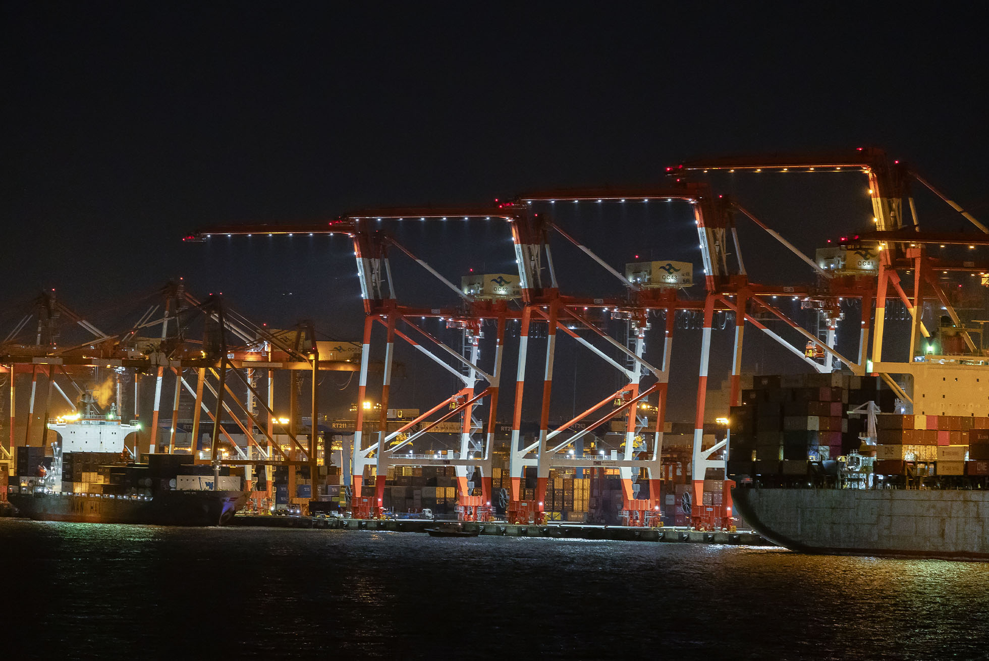 Pemandangan malam Dermaga Oi. Berjejer gantry crane yang disebut “Jerapah” karena bentuknya = Teluk Tokyo.