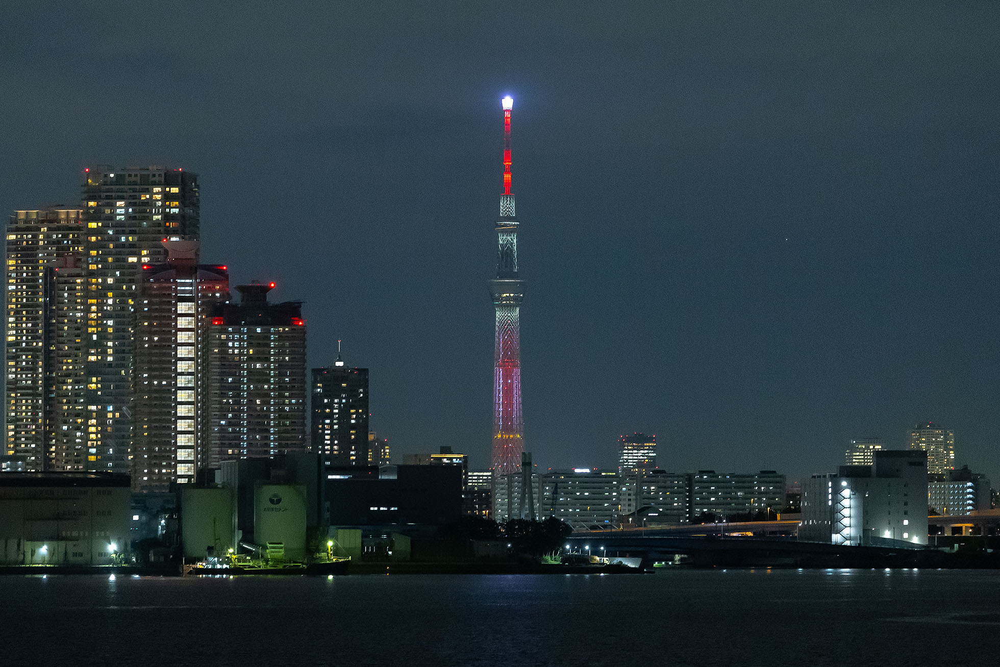 Tokyo Skytree® yang bersinar paling terang di antara cahaya gedung-gedung bertingkat = Teluk Tokyo.