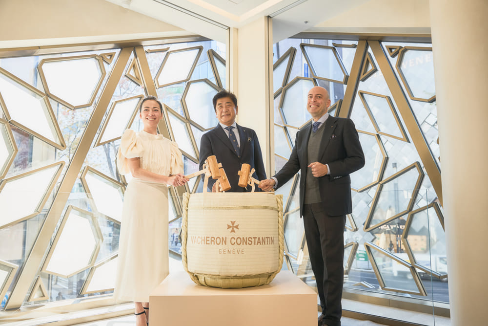 オープニングを祝うレセプションパーティは、指揮者の佐渡豊氏、女優でアーティストの美波氏、ヴァシュロン・コンスタンタン ジャパンマネージングディレクターのヴァンサン・グジェ氏による鏡開きで幕を開けた。