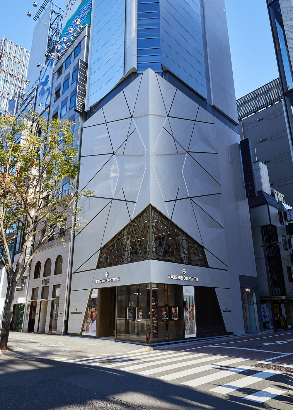東京銀座4丁目にオープンしたヴァシュロン・コンスタンタン 銀座本店。ファサードからインテリアに至るまで、メゾンが掲げる「Classic with a Twist(伝統的でありながら遊び心のある)」を見事に体現している。東京都中央区銀座4-3-9　TEL03-6862-1755　営業時間12:00～20:00