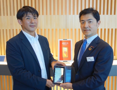 グランプリトロフィーを手にする藤田良仁・住友生命保険相互会社ブランドコミュニケーション部長
