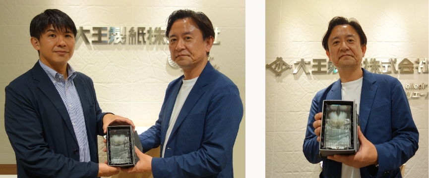 グランプリトロフィーを手にする中田賢二・大王製紙株式会社ホーム＆パーソナルケアグローバルマーケティング本部副本部長