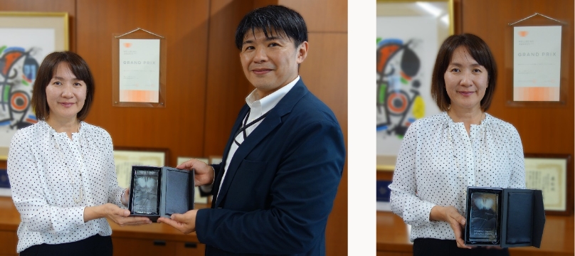 グランプリトロフィーを手にする小島玲子・株式会社丸井グループ取締役上席執行役員