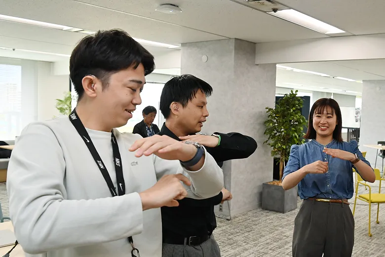 社員同士で手話を学ぶ様子