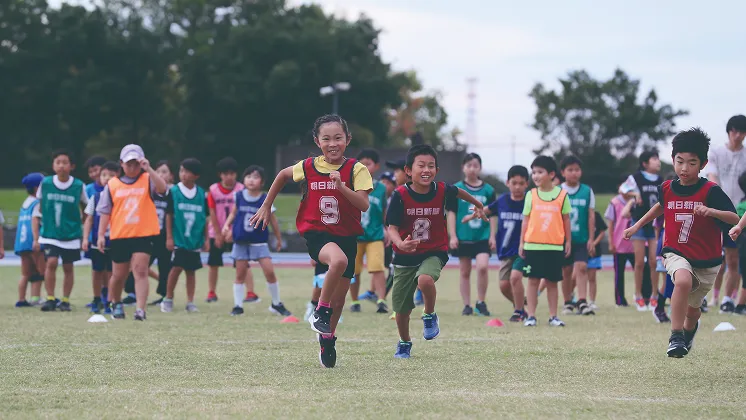 読者参加イベントで子どもたちが走っている様子