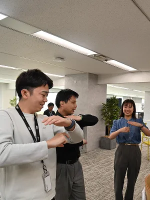 社員同士で手話を学ぶ様子